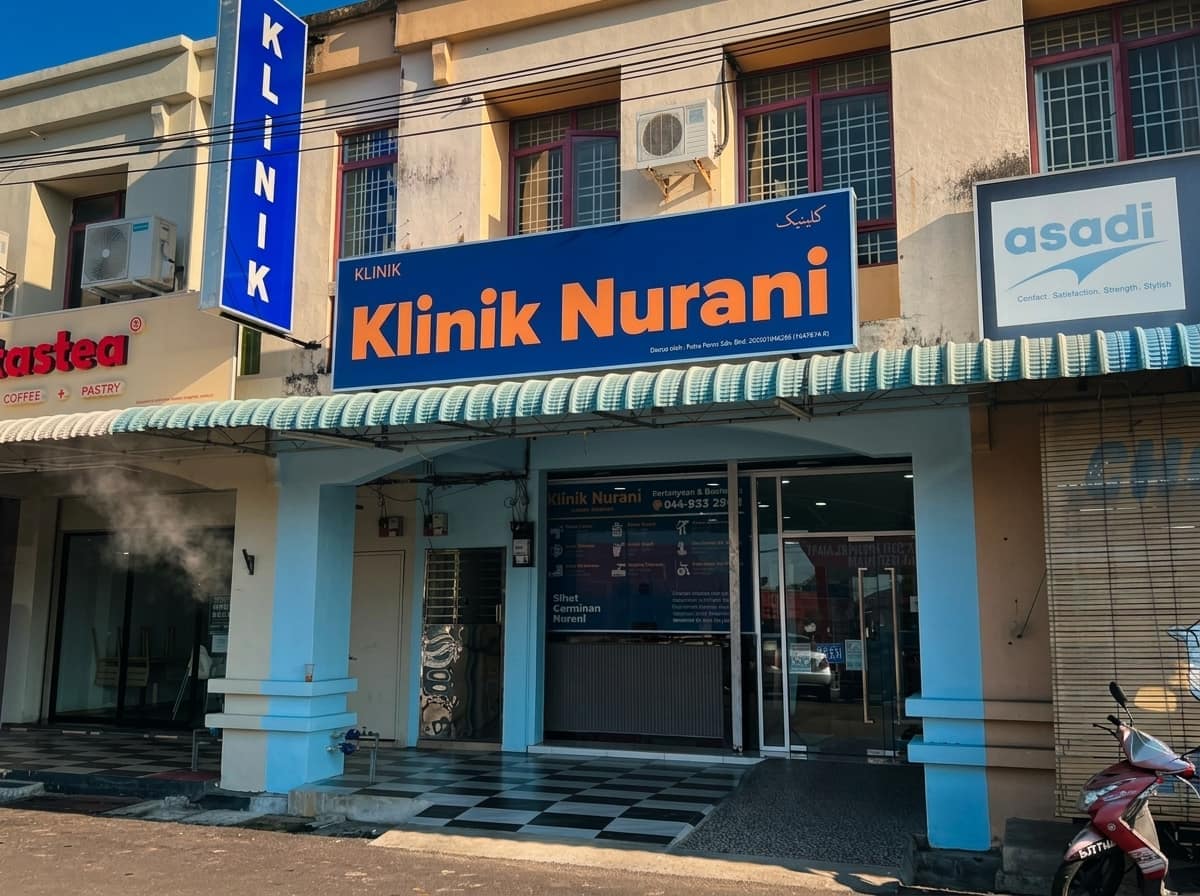 Fasad bangunan Klinik Nurani Sabak Bernam dengan papan tanda biru