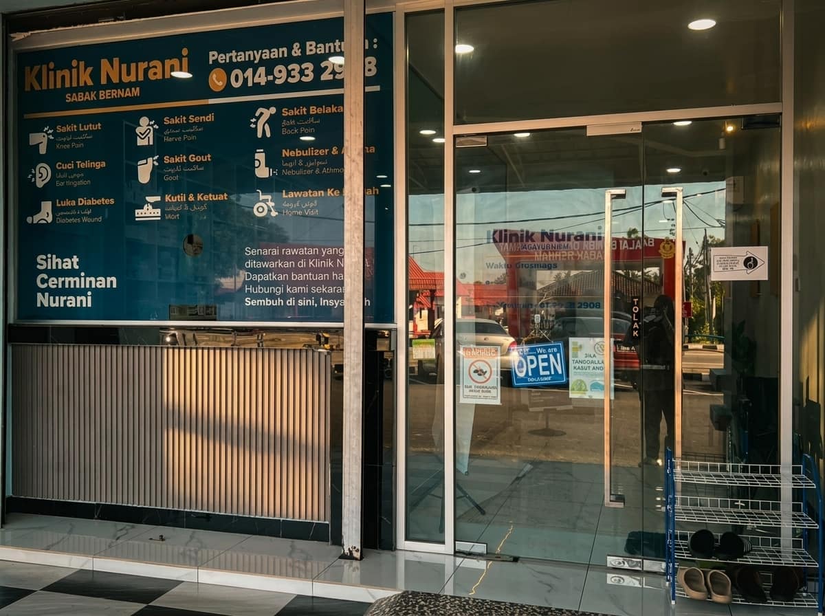 Pintu masuk kaca Klinik Nurani Sabak Bernam yang sedang dibuka