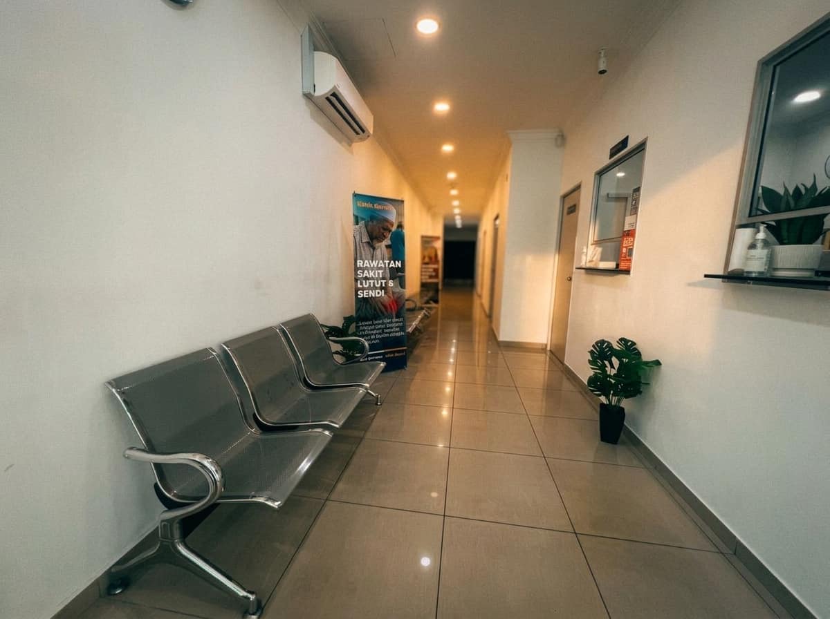 Koridor menuju bilik rawatan di Klinik Nurani Sungai Buloh
